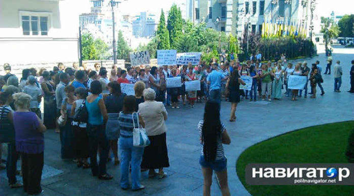 MATKY A MANŽELKY VOJAKOV UKRAJINSKEJ ARMÁDY PROTESTUJÚ