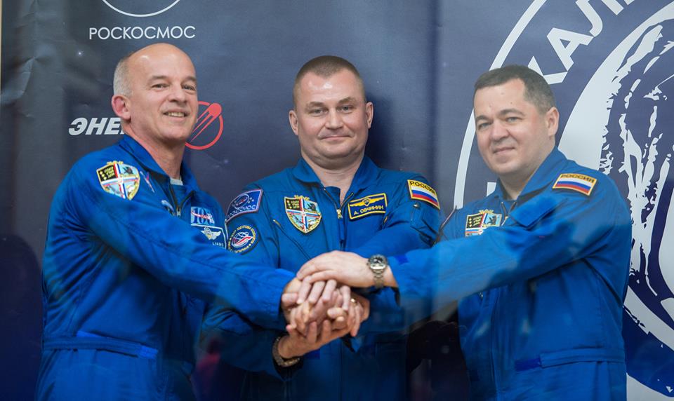 Američan Jeffrey Williams (NASA), Rus Alexej Ovčinin (Roskosmos) a Rus Oleg Skripočka (Roskosmos) Foto: (NASA/Aubrey Gemignani).(CC BY-NC-ND 2.0)