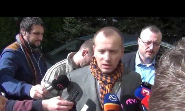 NEŠTANDARDNE ŠTANDARDNÝ POLITIK