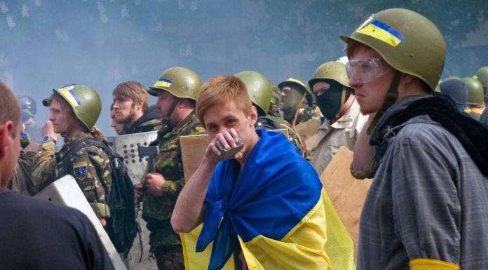 PRI NASTOĽOVANÍ BEZPEČNOSTI NA UKRAJINE POMÁHAJÚ V KYJEVE DESIATKY AGENTOV FBI A CIA